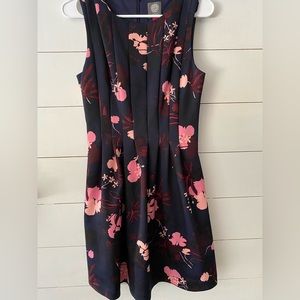 Vince Camuto dress size 8 w/pockets!